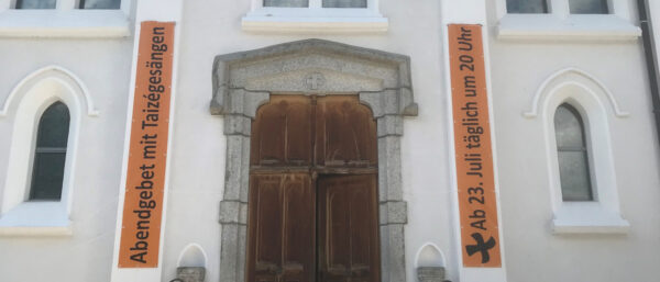 Kirche Ulrichen mit Taizé-Banner. | © zVg