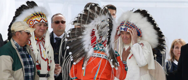 Papst Franziskus mit dem traditionellen Kopfschmuck, einem Warbonnet. | © KNA