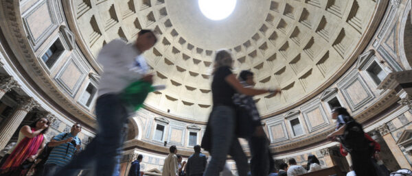 Besucher in der Rotunde des Pantheons in Rom | KNA