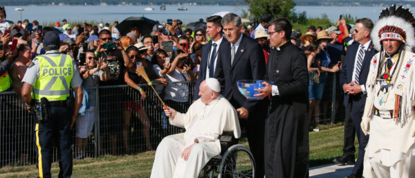 Papst Franziskus segnet Gläubige in in Kanada. | © KNA