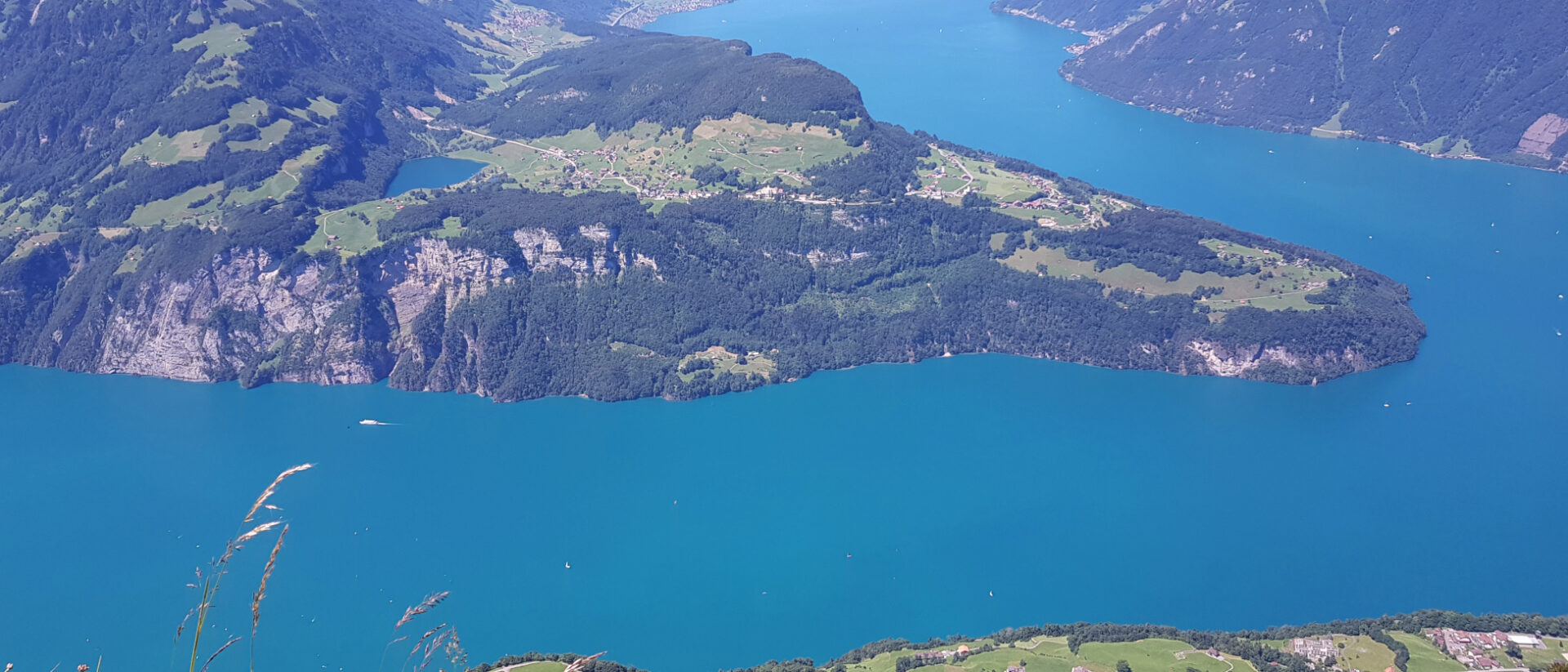 Blick auf Seelisberg UR mit dem Seelisberger Seeli über dem Vierwaldstättersee