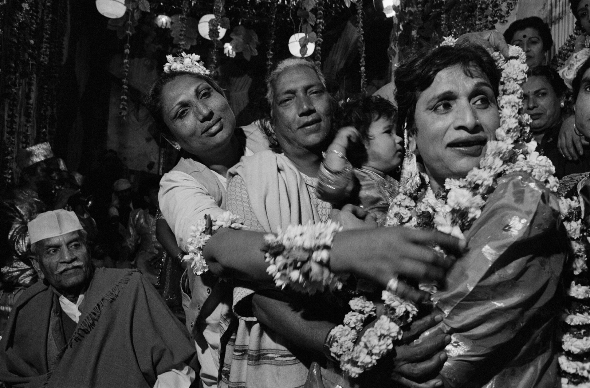 On his arrival each eunuch was greeted by me with garland of jasmine
flowers. Ayesha’s first birthday, Dayanita Singh, 1990, aus der Serie «The Third Sex Portfolio», 1989–1999