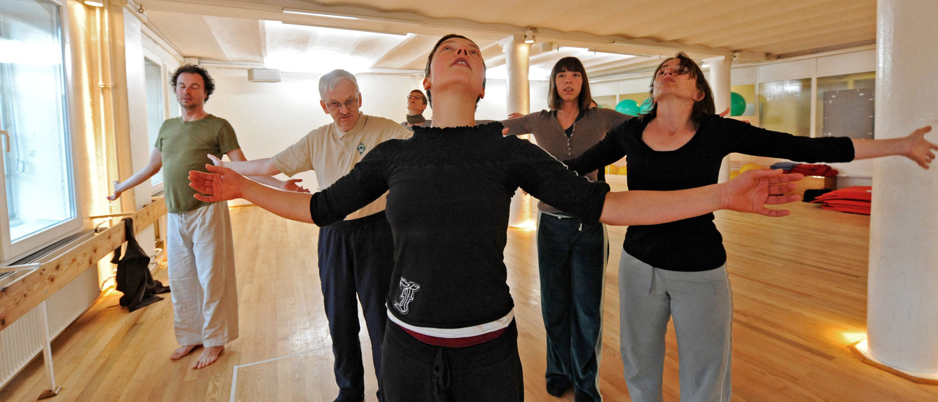Joint practice of dance figures for people with and without disabilities