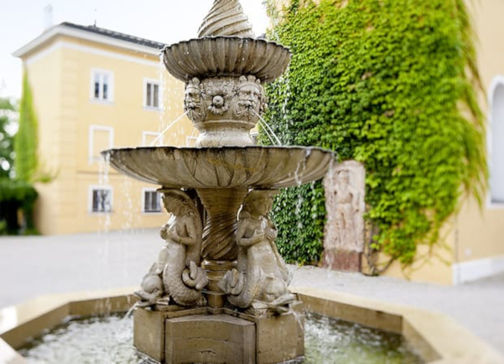 Der Renaissance-Brunnen in Innenhof des Schlosses der Evangelischen Akademie Tutzîng.