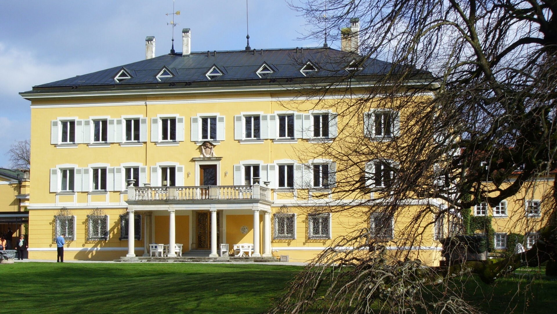 In diesem Schloss am Starnberger See residiert die Evangelische Akademie Tutzing.
