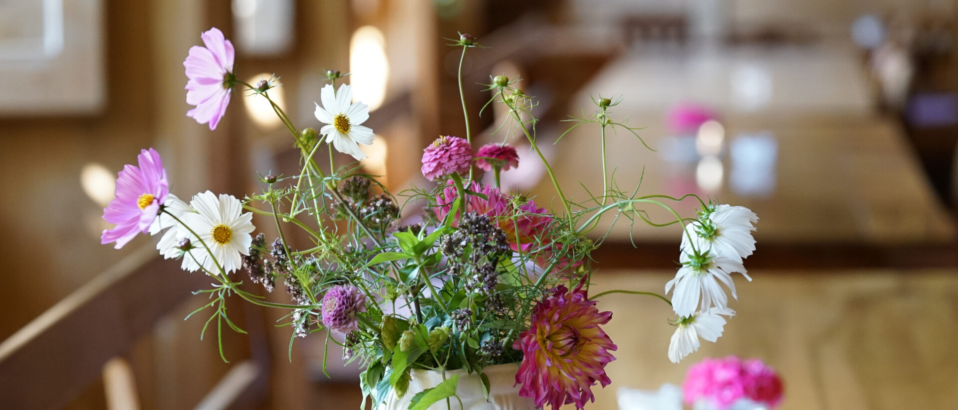 Blumen aus dem Klostergarten im Refektorium