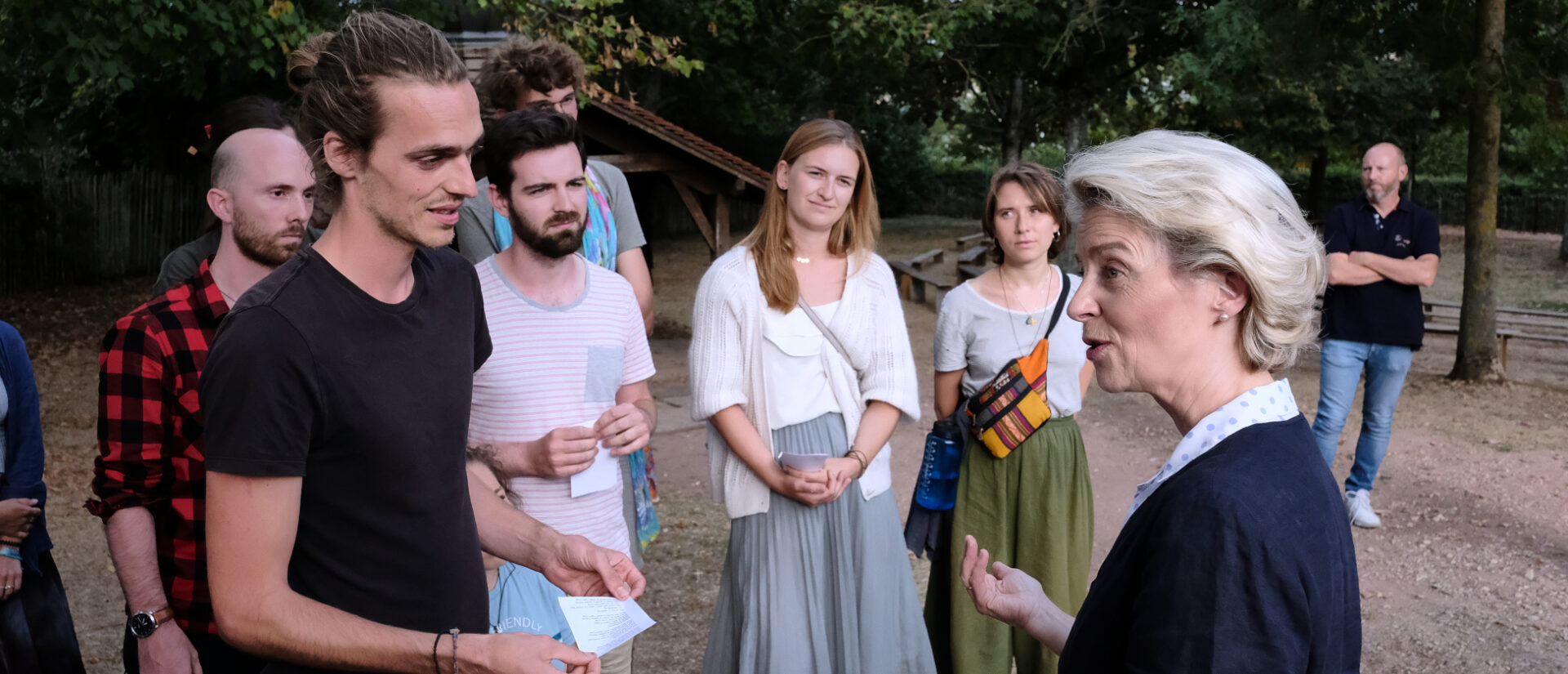 Ursula von der Leyen im Gespräch mit Jugendlichen in Taizé.