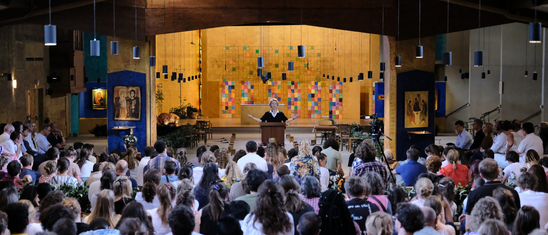 Ursula Von der Leyen im Gespräch mit Jugendlichen 2022 in Taizé