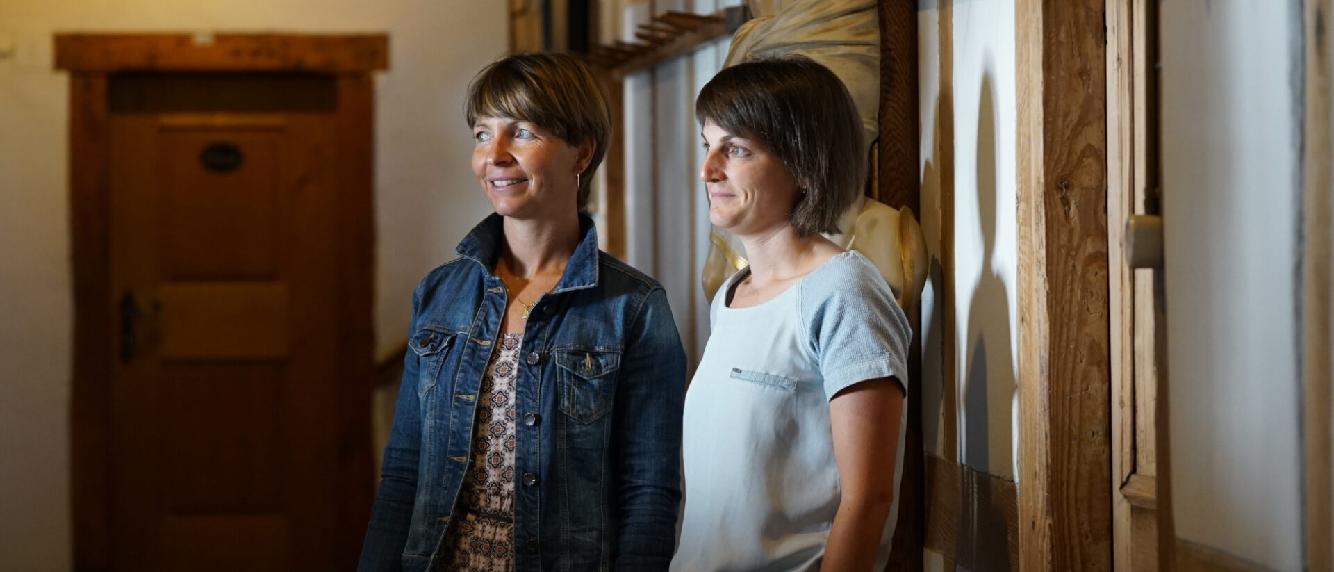 Sandra Speck und Stefanie Koller beim Kruzifix im Kloster