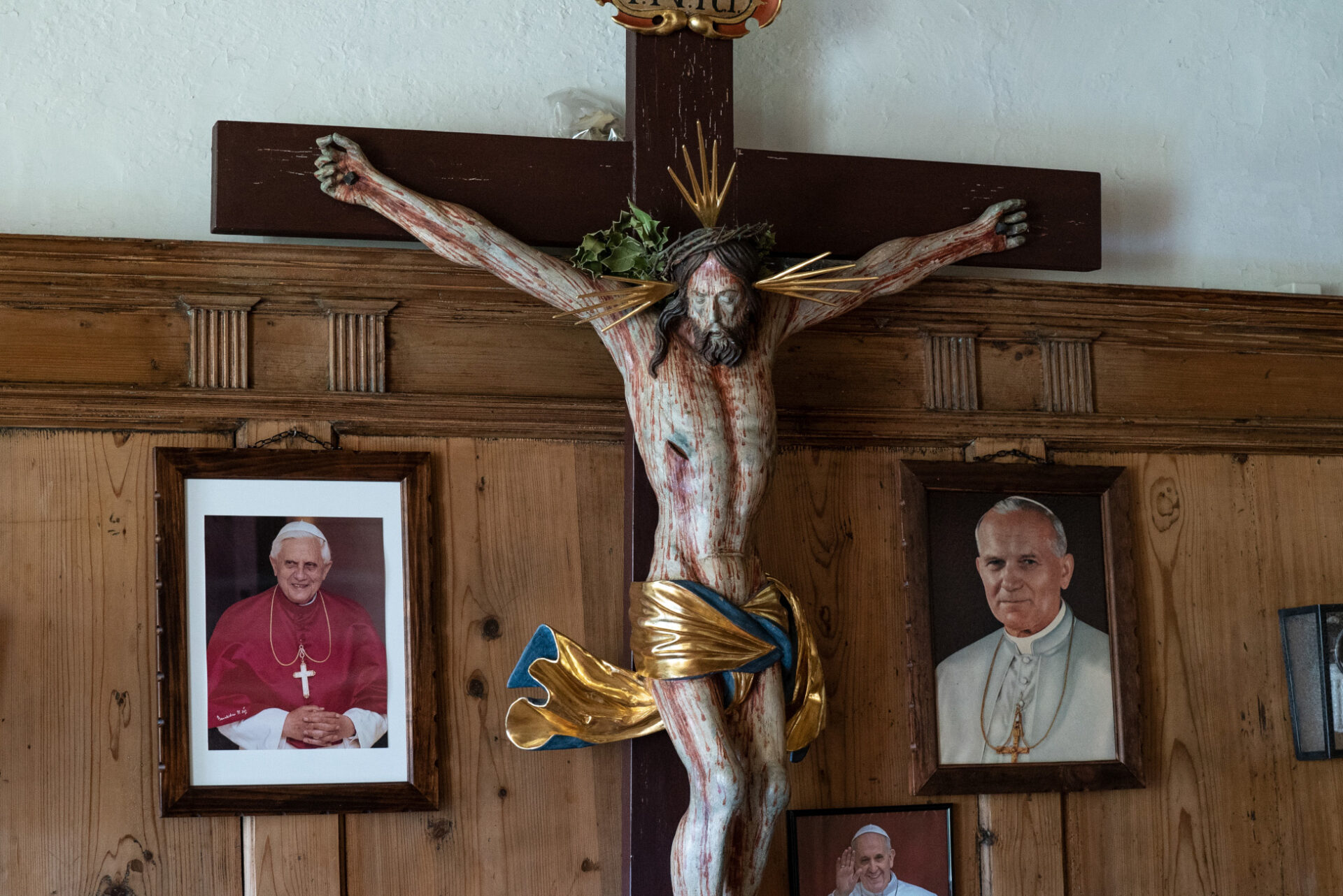 apst-Bilder und Kruzifix im Refektorium