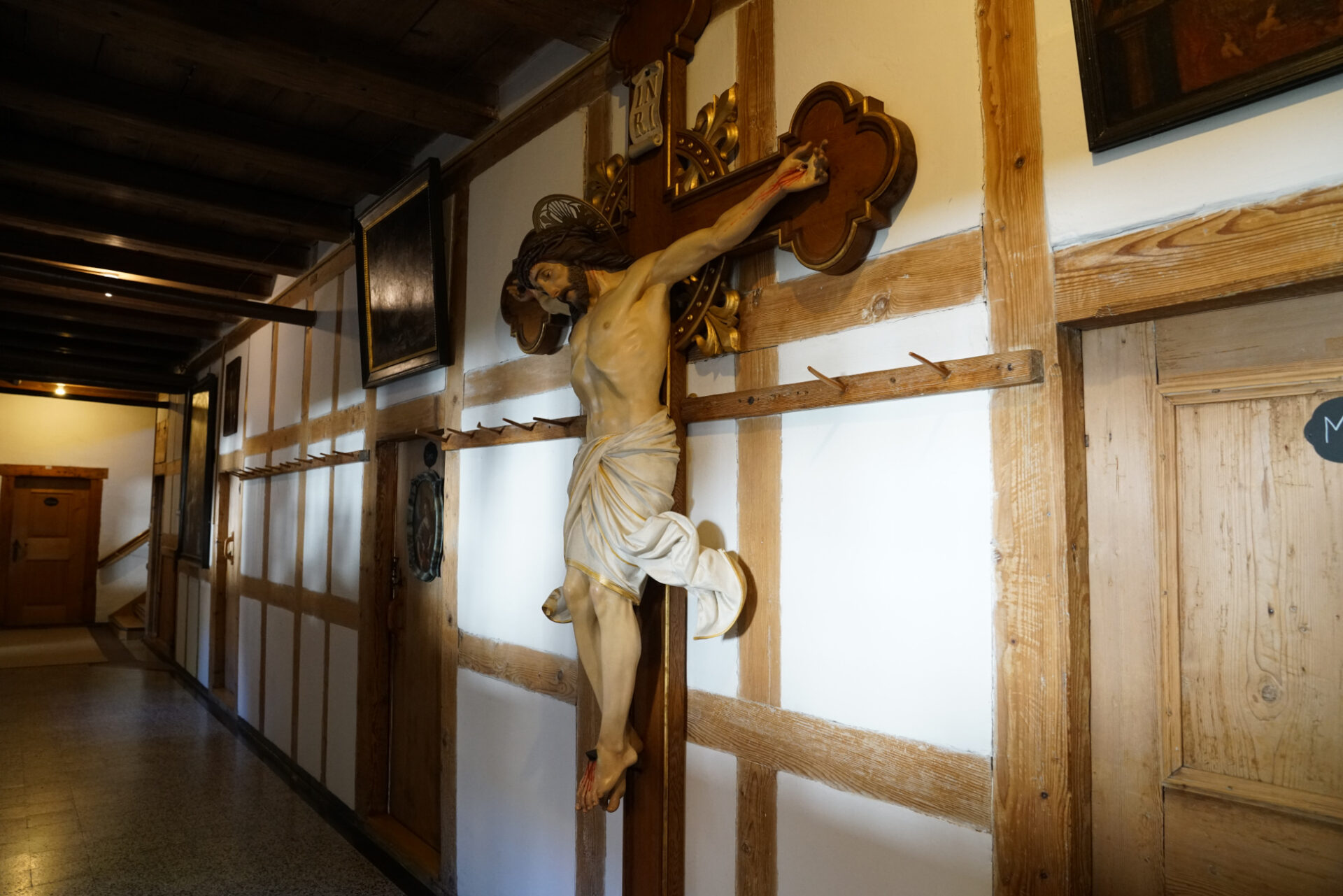 Grosses Kruzifix im Klostergang