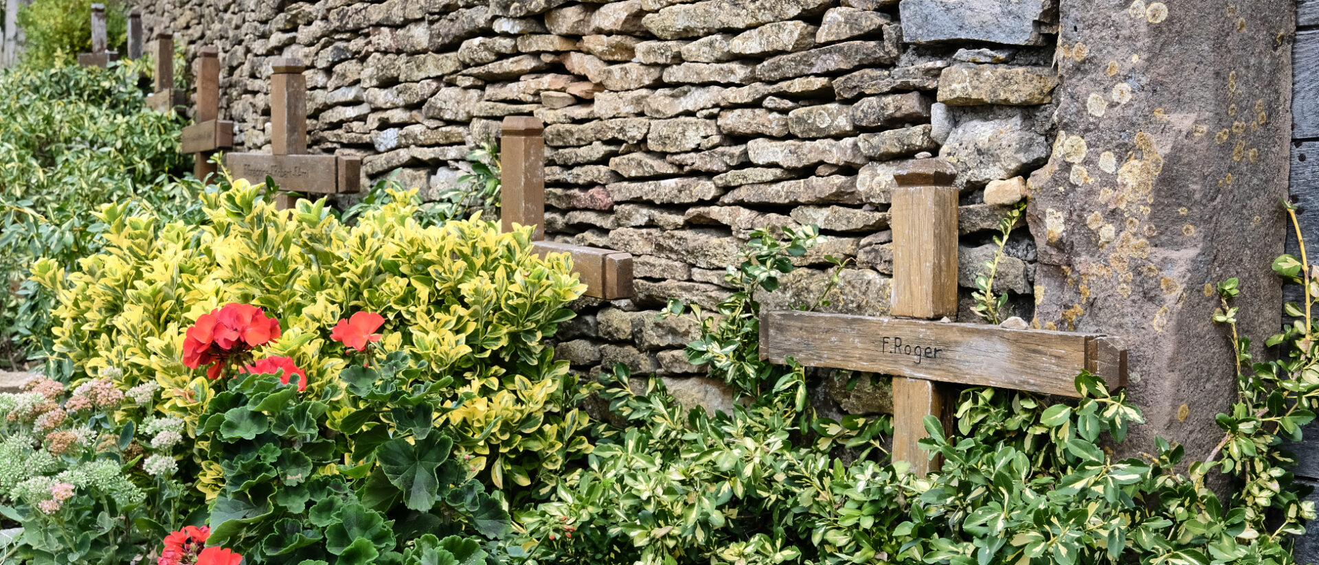 Das Grab von Frère Roger Schutz: Der Schweizer hat im Zweiten Weltkrieg Taizé gegründet.