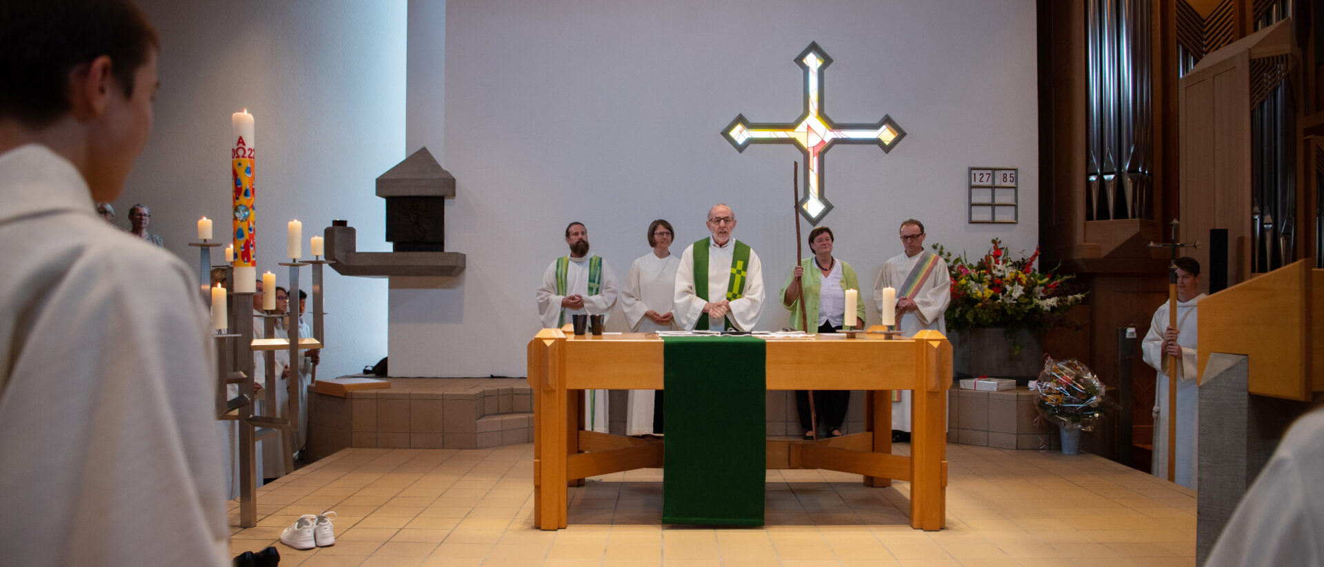 Der Kapuziner Josef Regli eröffnet den Gottesdienst in Effretikon.