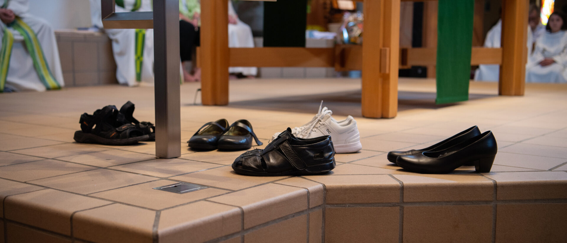 Die Schuhe ausgezogen auf Heiligem Boden