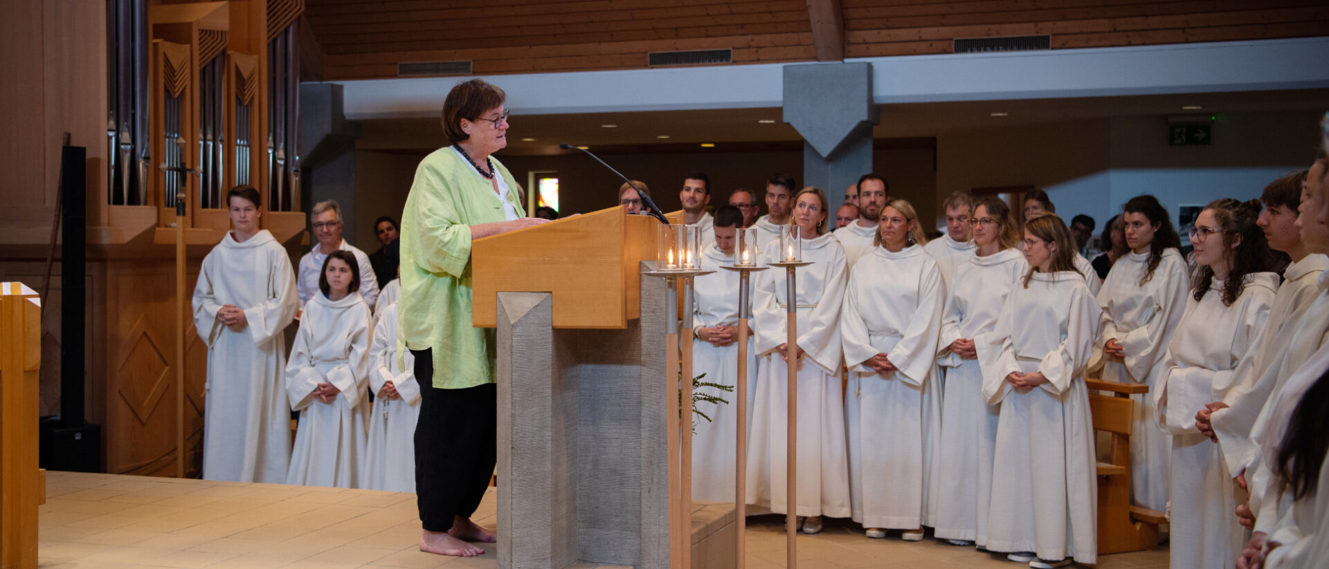 Monika Schmid und ihre rund 30 Minis am Abschiedsgottesdienst