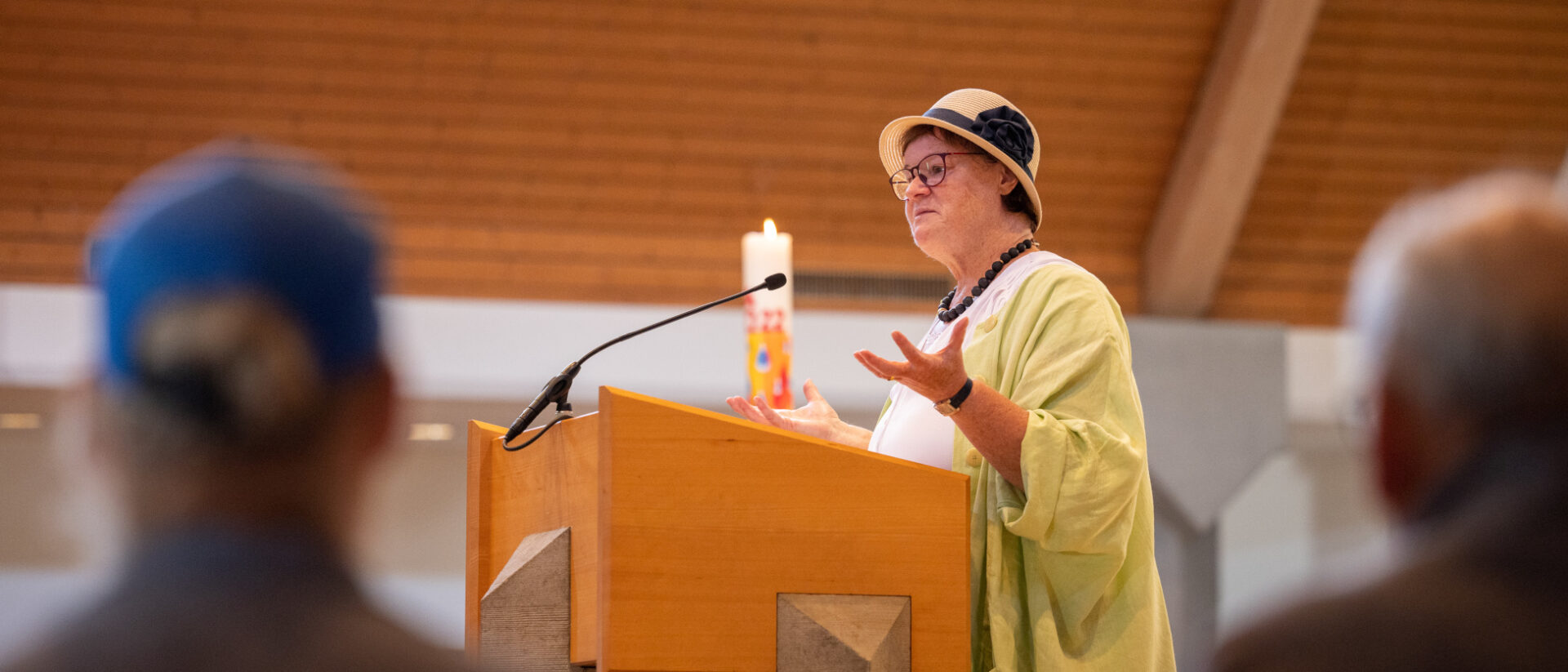 Ohne Albe, sondern in zivil: Monika Schmid leitet einen Gottesdienst.