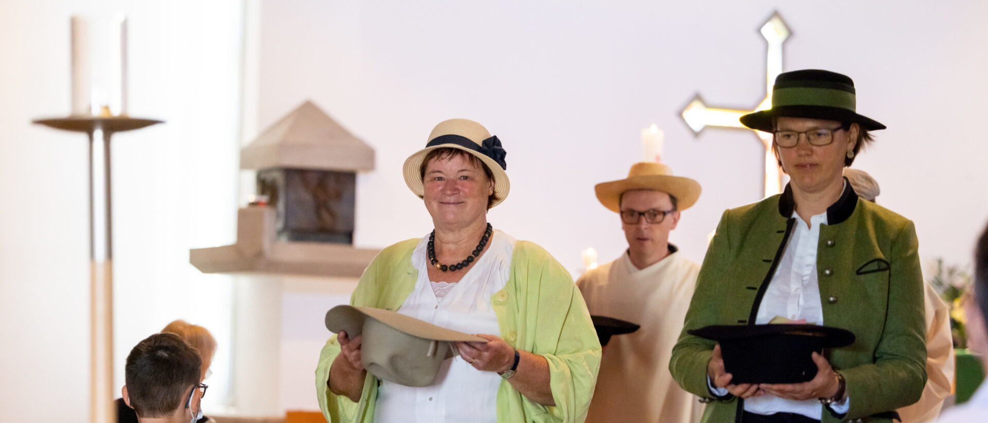 Monika Schmid zieht mit Hut in die Kirche in Effretikon ein.