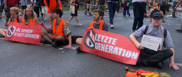 Jesuit Jörg Alt am Klimaprotest in Nürnberg. | Twitter