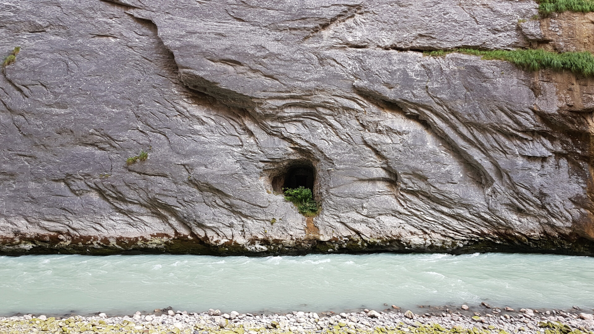 Die Aareschlucht: Das Wasser frisst sich über Jahrtausende durch den Stein.