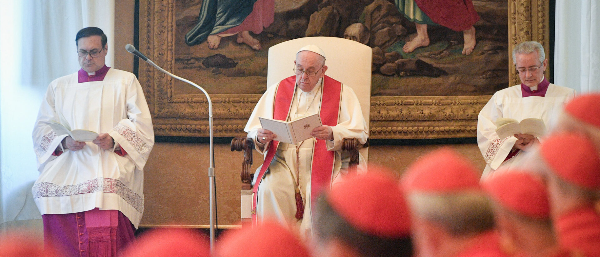 Papst Franziskus verleiht in einem Konsistorium am 4. März 2022 im Vatikan neun Kardinälen den Rang eines Kardinalspriesters.