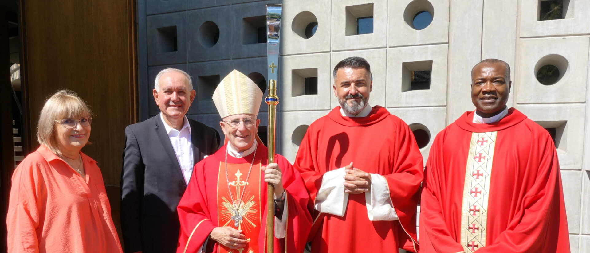 V. l. n. r: Crista Schlegel (Präsidentin Pfarreirat), Hans Hollenstein (Präsident der Kirchenpflege), Bischof Joseph Maria Bonnemain, Diakon Zeljko Calusic (Gemeindeleiter) und Oskar Tassé (Priesterlicher Mitarbeiter) vor der Kirche St. Laurentius.