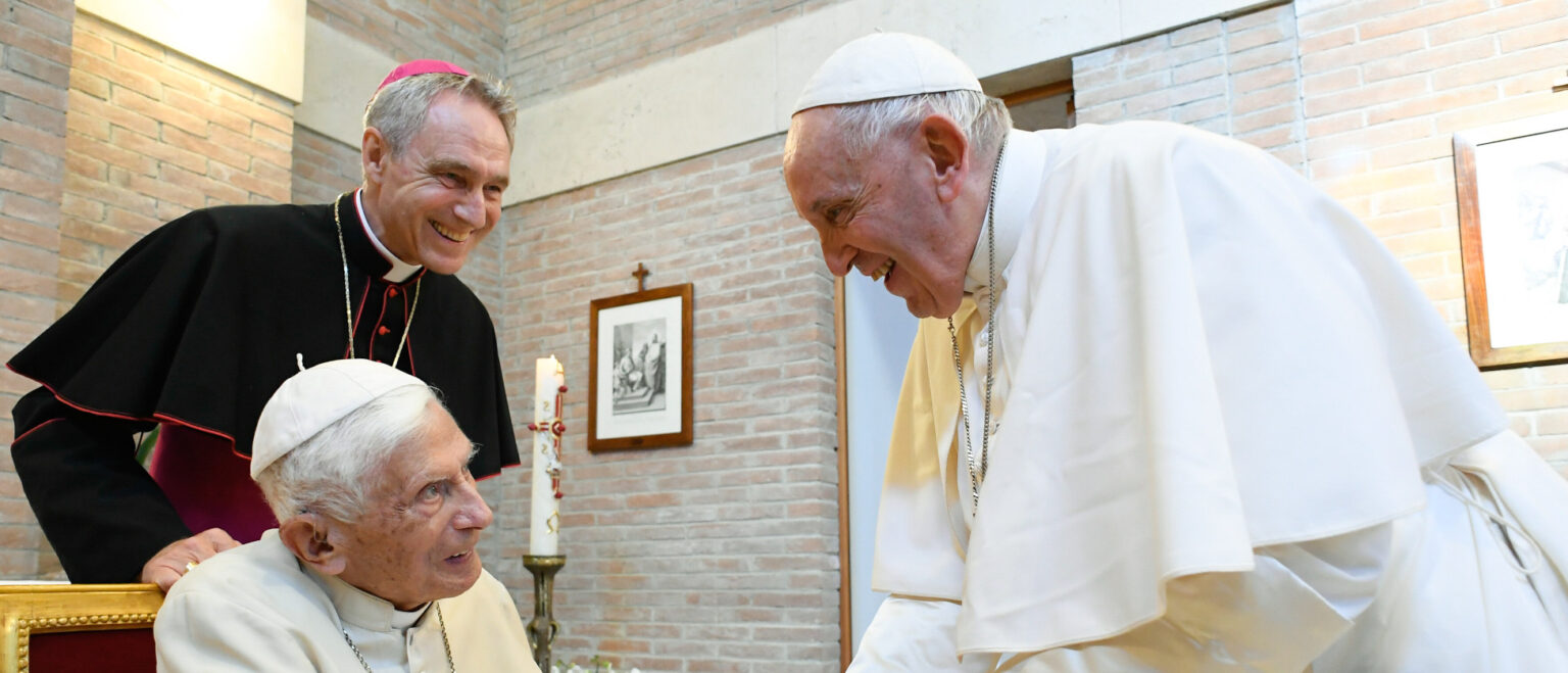 Papst Franziskus begrüsst Benedikt XVI. und Georg Gänswein (27. August 2022). | KNA