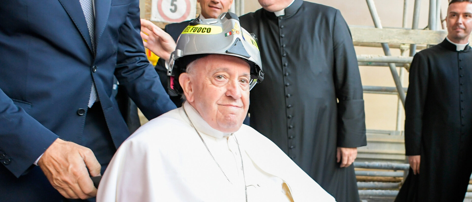 Papst Franzikus trägt einen Helm während seines Besuches in L'Aquila (Italien) am 28. August 2022.