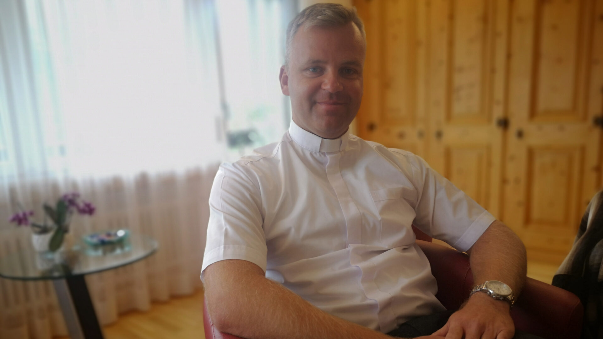 Im Pfarrhaus in St. Moritz gerne zuhause: Pfarrer Audrius Micka.