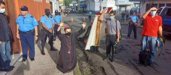 Bischof Rolando Alvarez betete vor seinem Haus. Mittlerweile sitzt er im Gefängnis. | divergentes.com