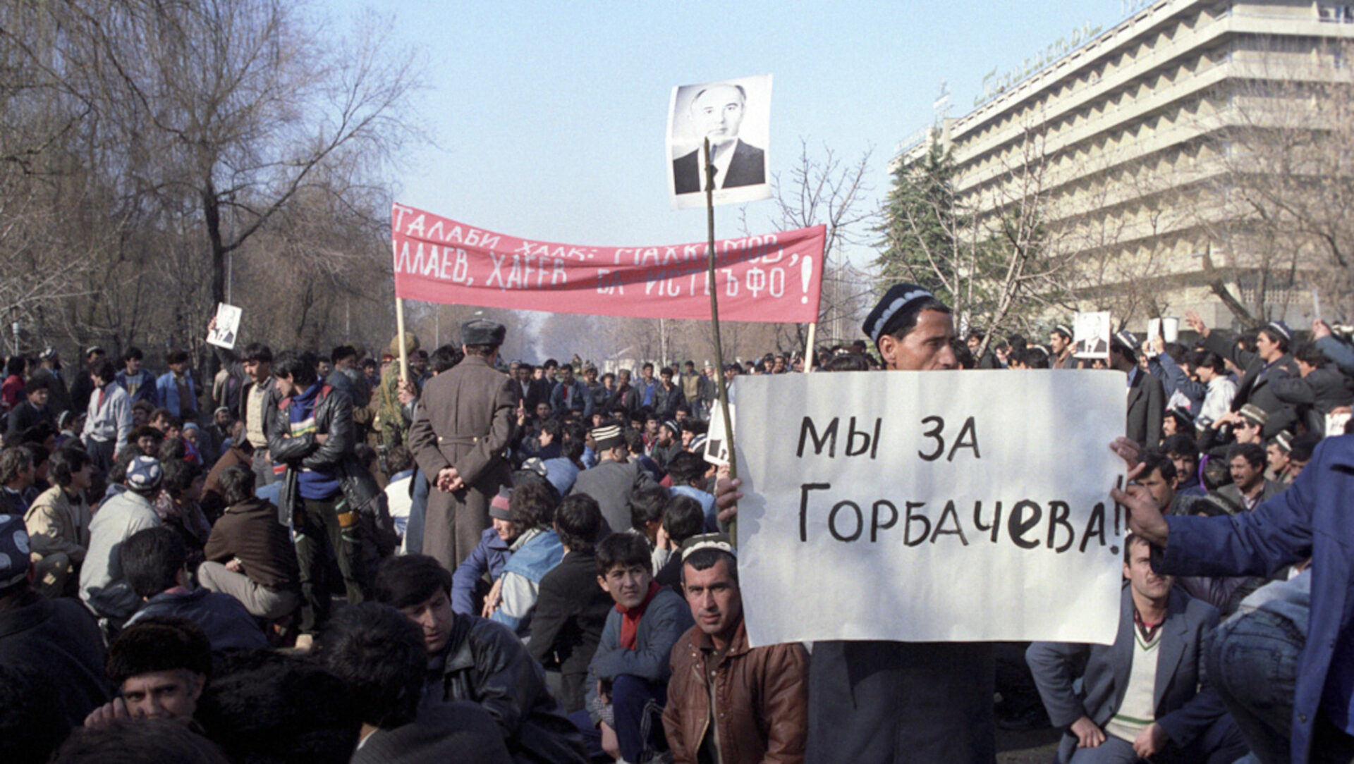 Massenproteste 1990 in Duschanbe in der Tadschikischen Sowjetrepublik: Eine Kundgebung von Gorbatschow-Sympathisanten.