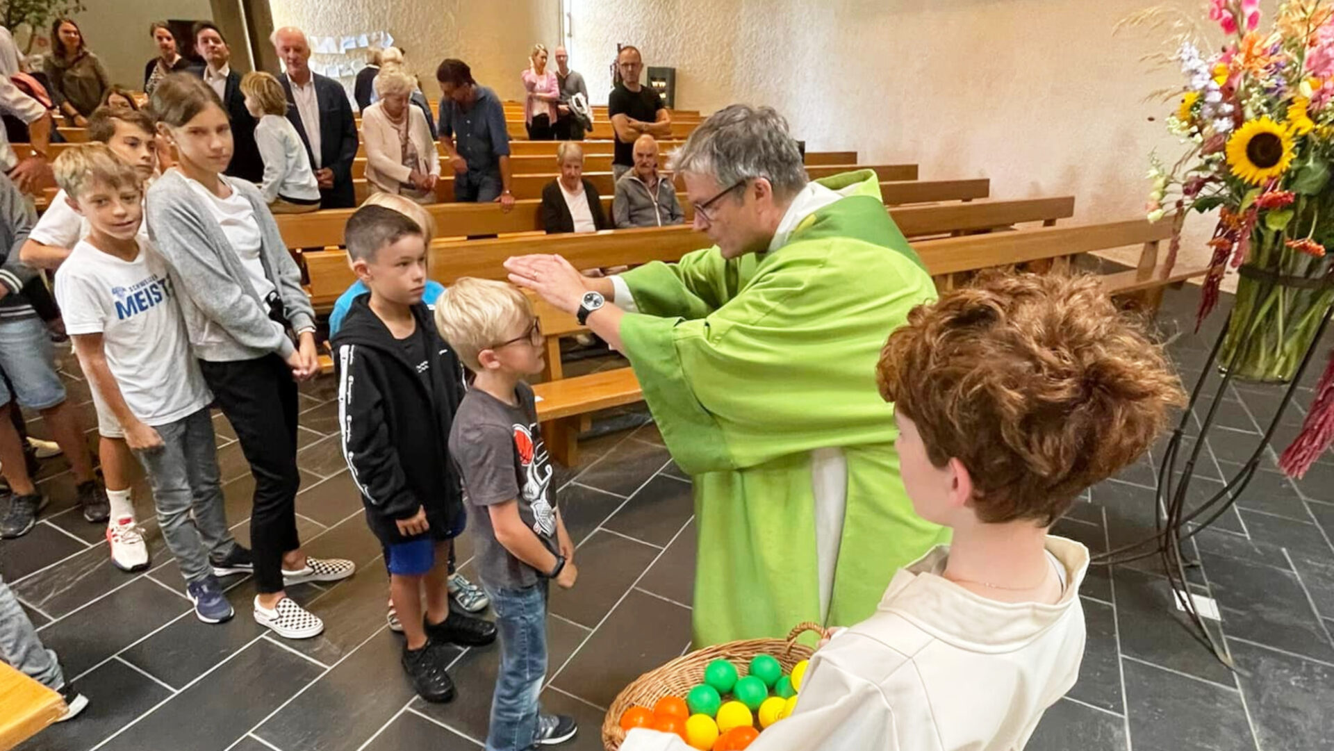 Der Hünenberger Seelsorger segnet Kinder an Ostern.