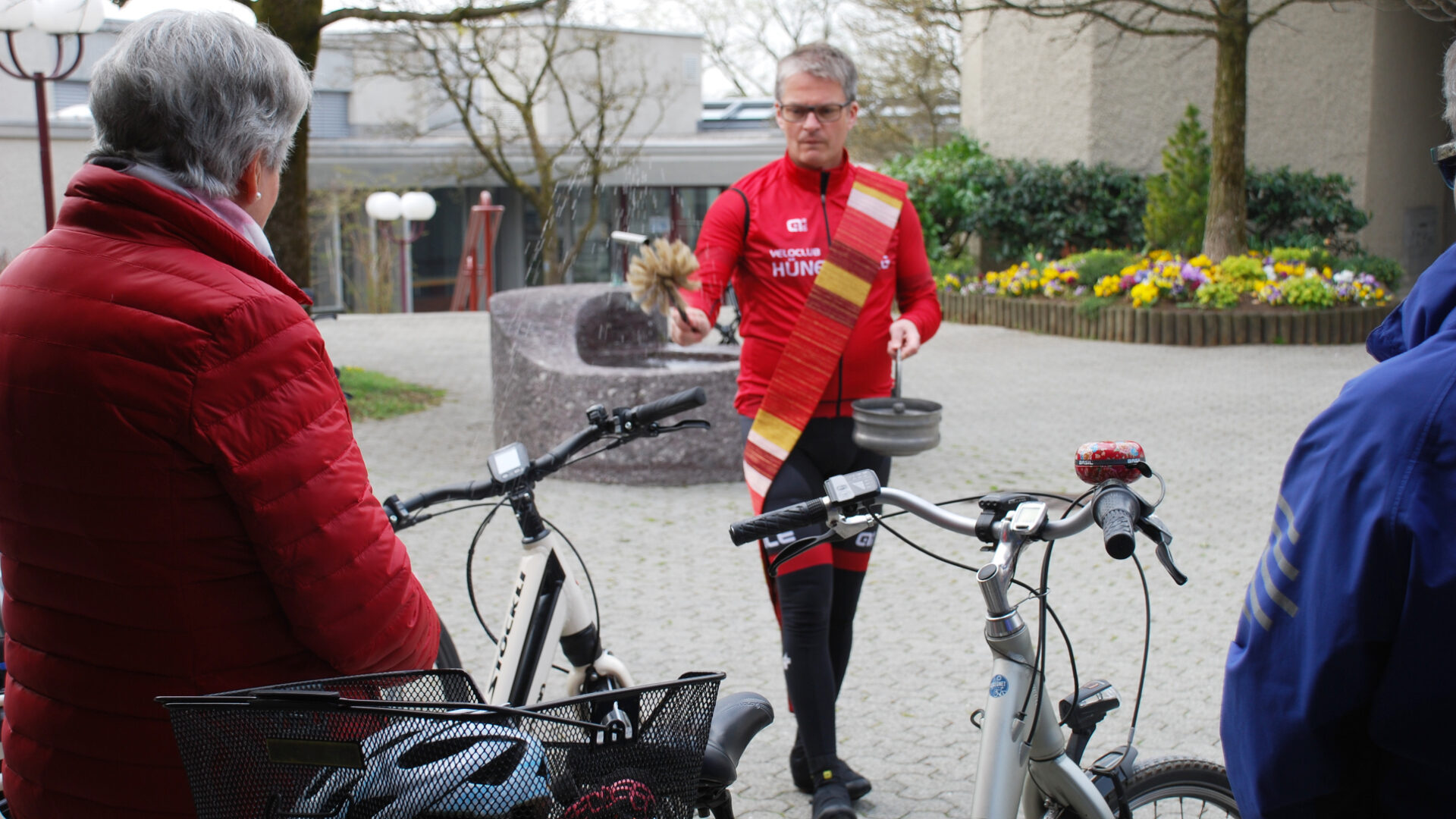 Der Hünenberger Seelsorger Christian Kelter segnet Velos.