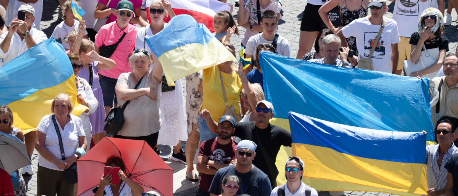 Ukraine-Fahnen auf dem Petersplatz | © KNA
