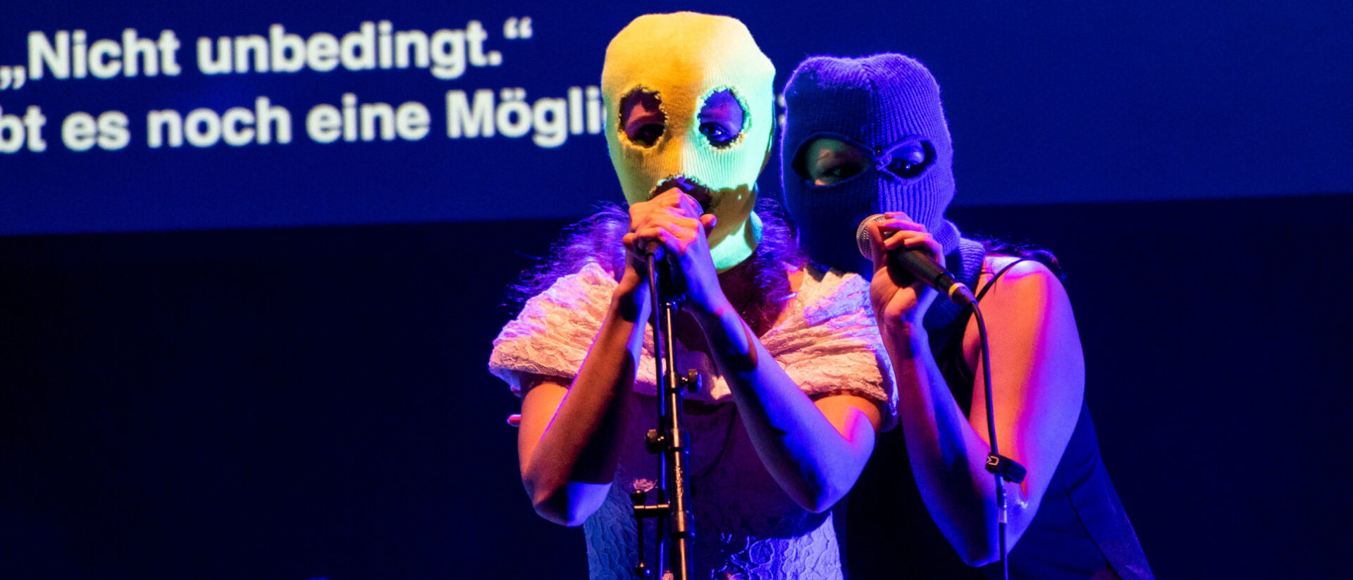 Mit Maske: Pussy Riot beim Konzert am Zürcher Theater Spektakel.