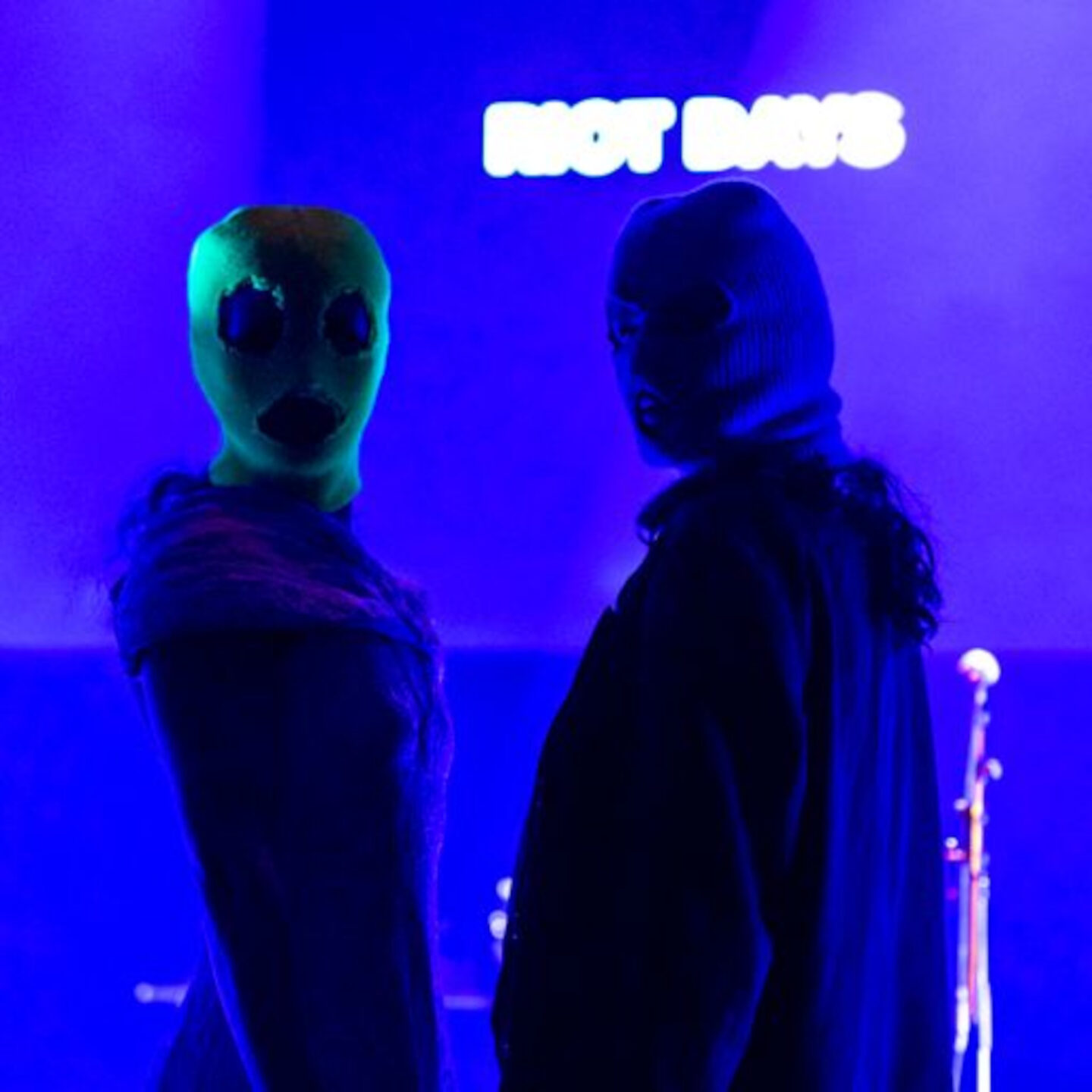 In psychodelisches Blau getaucht: Pussy Riot.