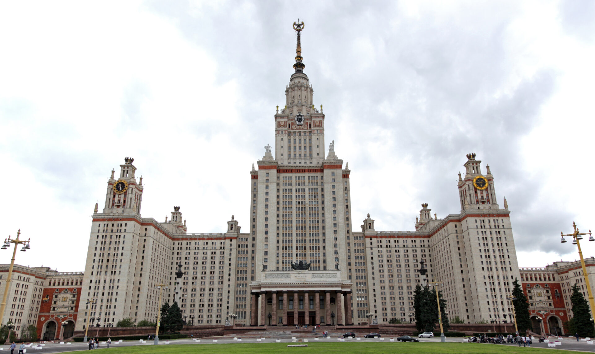 In diesem stalinistischen Gebäude im Zuckerbäckerstil ist die Lomonossow-Universität in Moskau untergebracht.