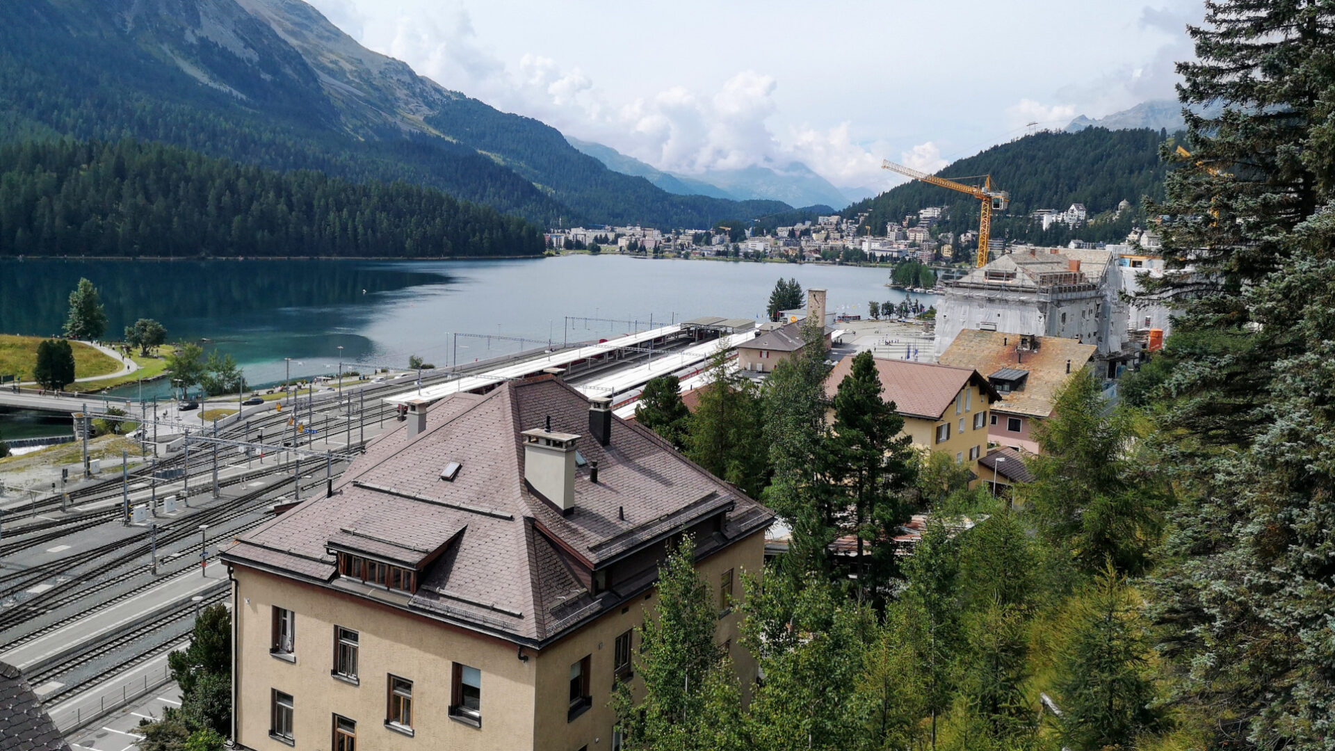 Idyllisch liegt der weltberühmte Kurort St. Moritz im Engadin.