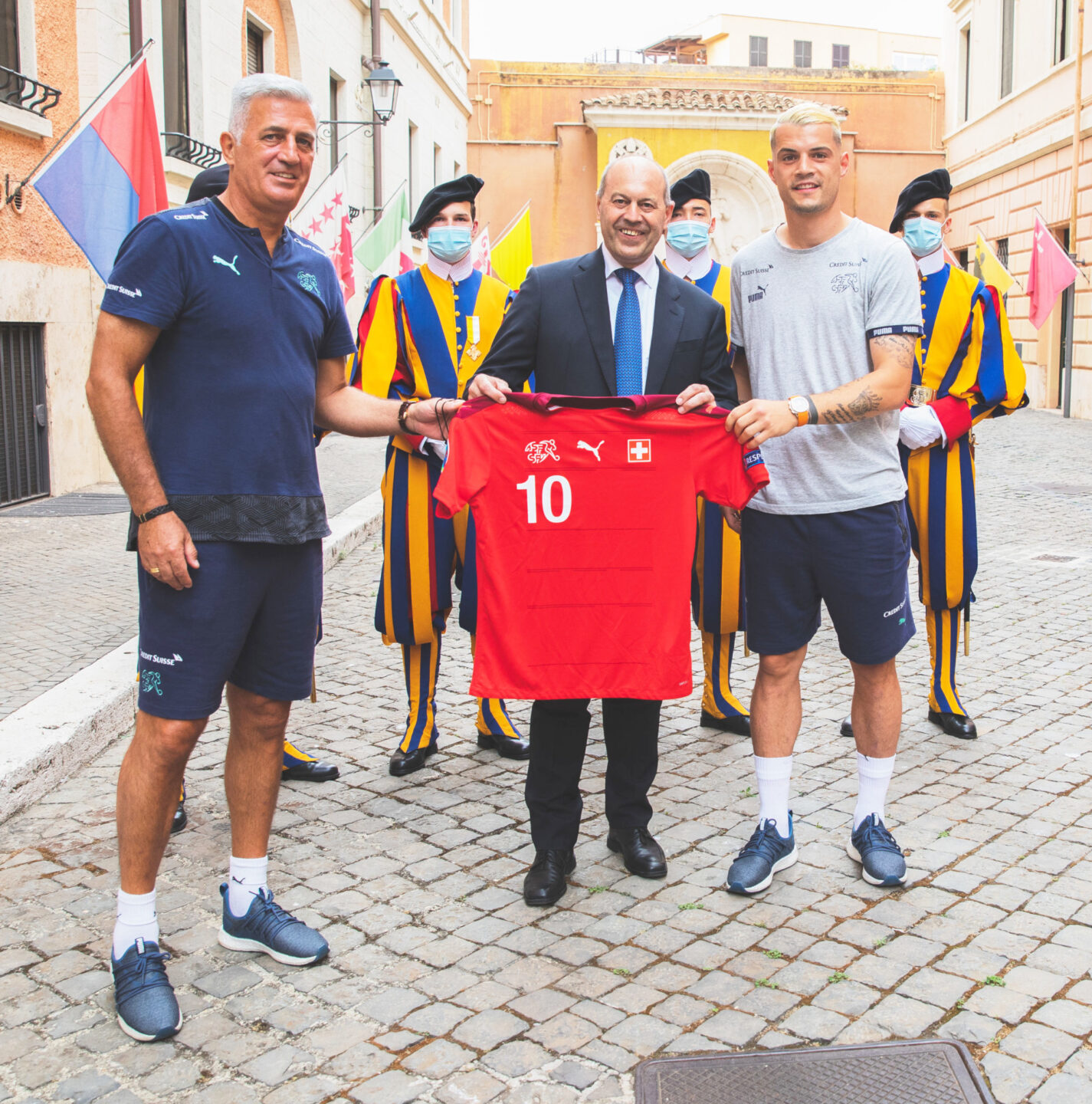 Hoher Fussballbesuch im Vatikan: Der damalige Nati-Trainer Vladimir Petkovic (links) und Granit Xhaka (rechts).