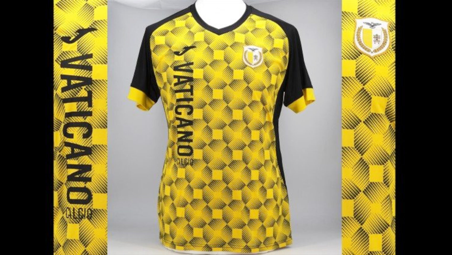 Das Fussballtrikot des Vatikans gibts in Souvenirshops zu kaufen und ist heiss begehrt.