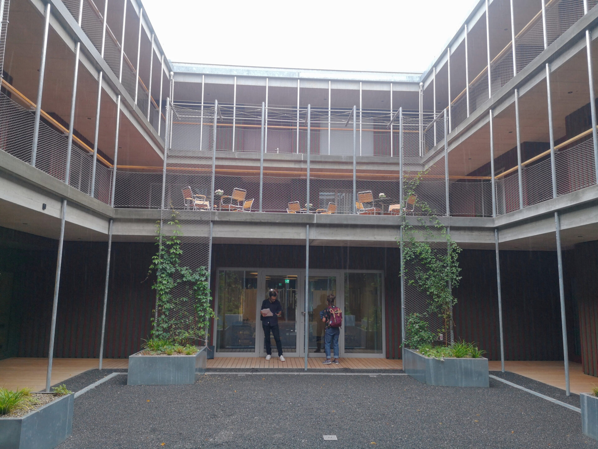 Das neue Quartierzentrum hat einen Innenhof mit Laubengängen, der wie ein römisches Atrium aussieht.