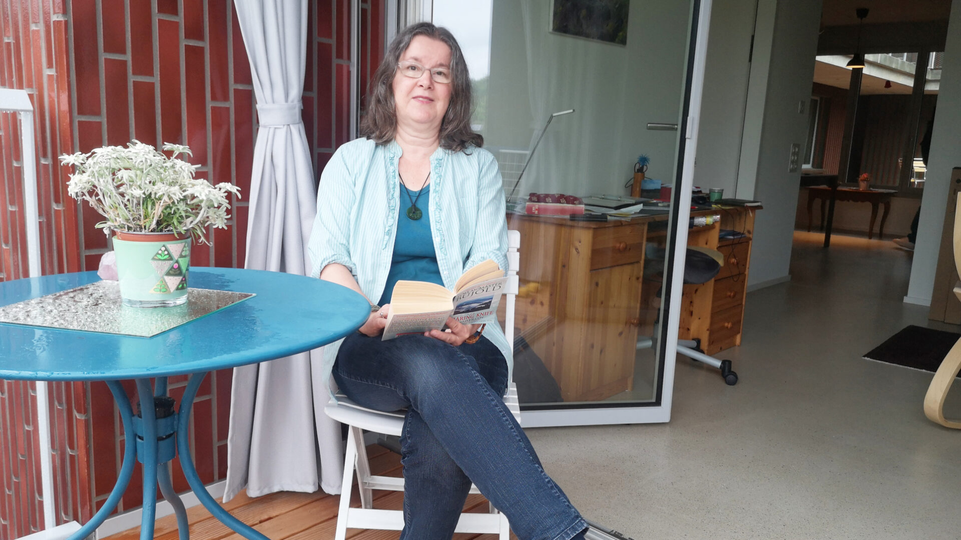 Theologin Astrid Rotner wohnt seit Sommeranfang in ihrer neuen Wohnung. Die 62-Jährige fühlt sich schon sehr wohl in ihren neuen vier Wänden.