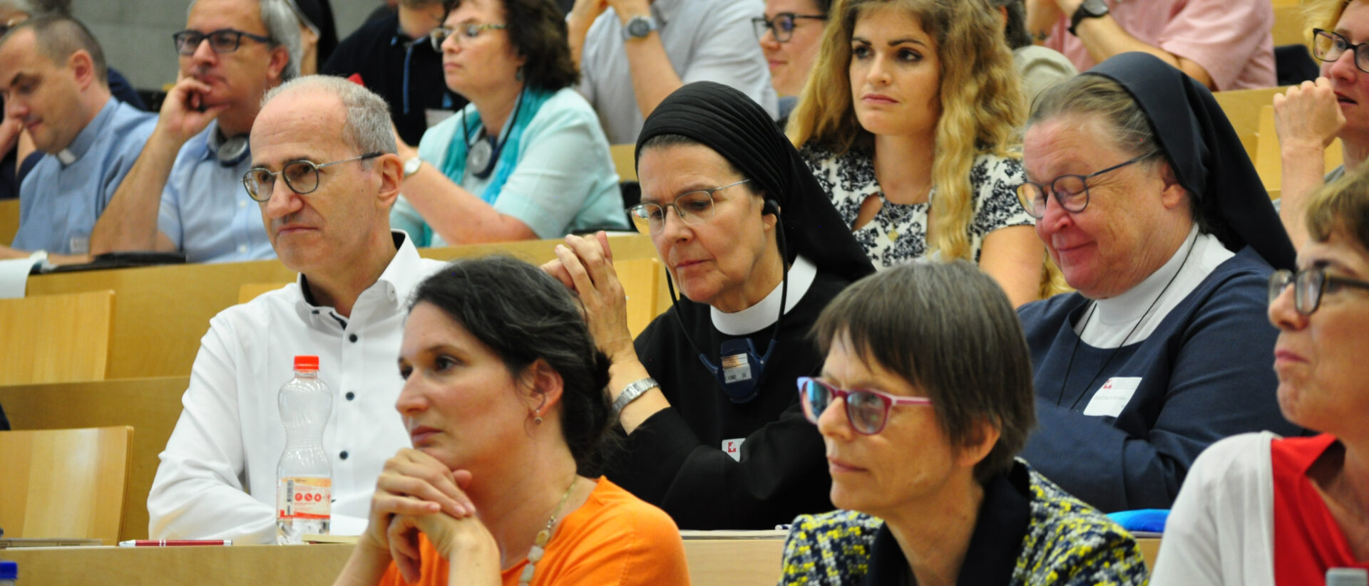 Priorin Irene Gassmann (Mitte) an der Fachtagung Sakramentalität und Kirche.