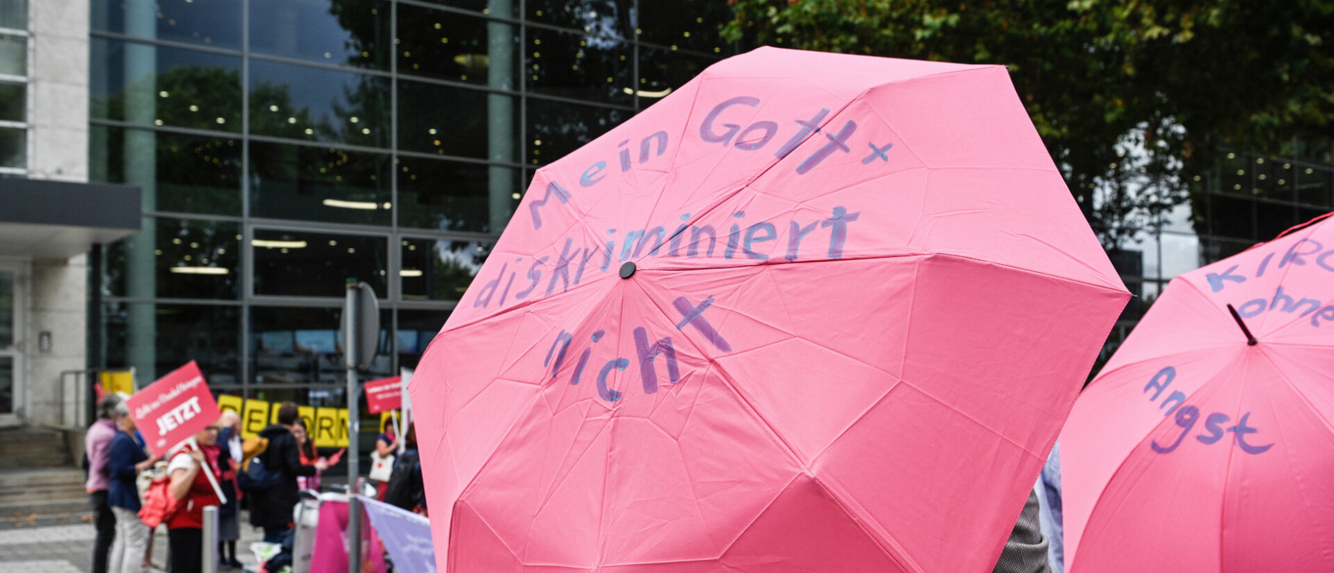 "Mein Gott diskriminiert mich nicht": Protest in Frankfurt beim Synodalen Weg.