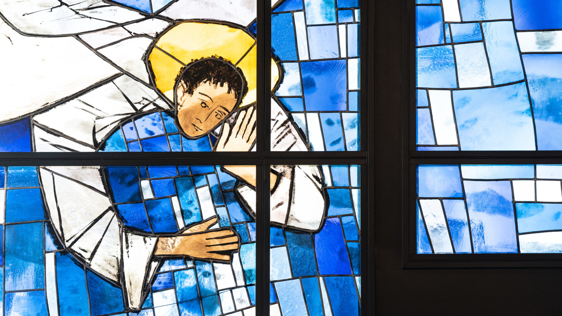 Ein Engel-Fenster in der Kapelle eines Spitals