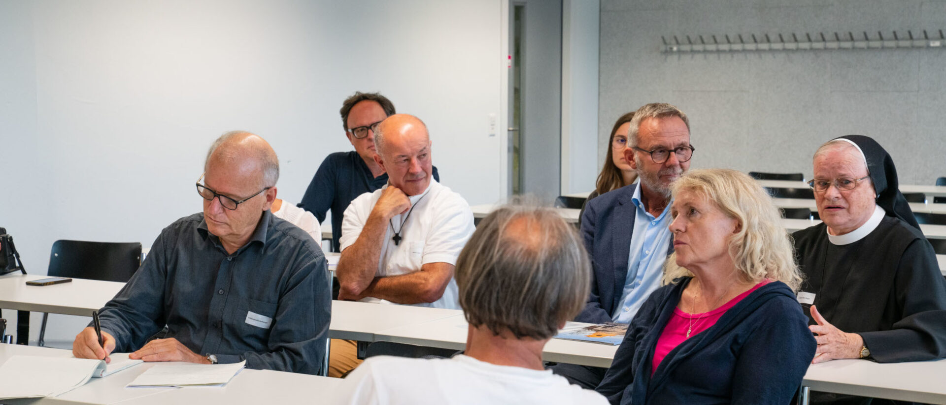Mariano Tschuor unter den Teilnehmerinnen und Teilnehmern der Tagung über die Zukunft der Klöster.