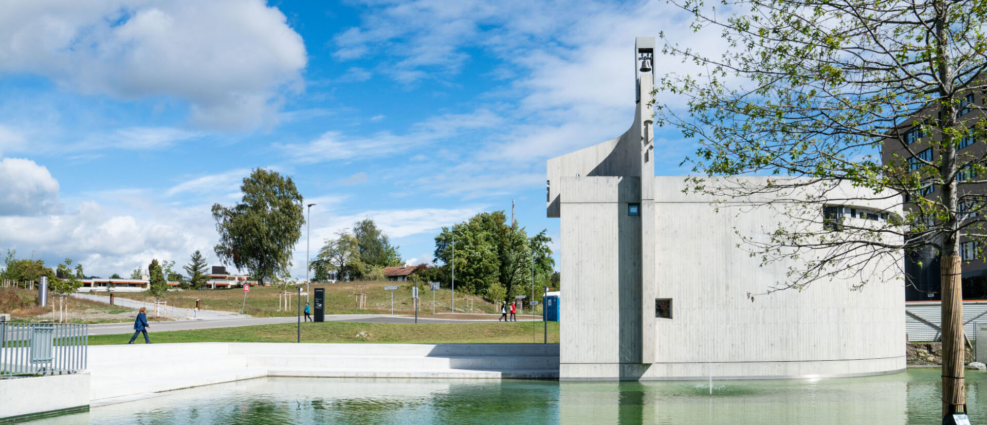 Die neue Kapelle des Limmattalspitals mit Teich.