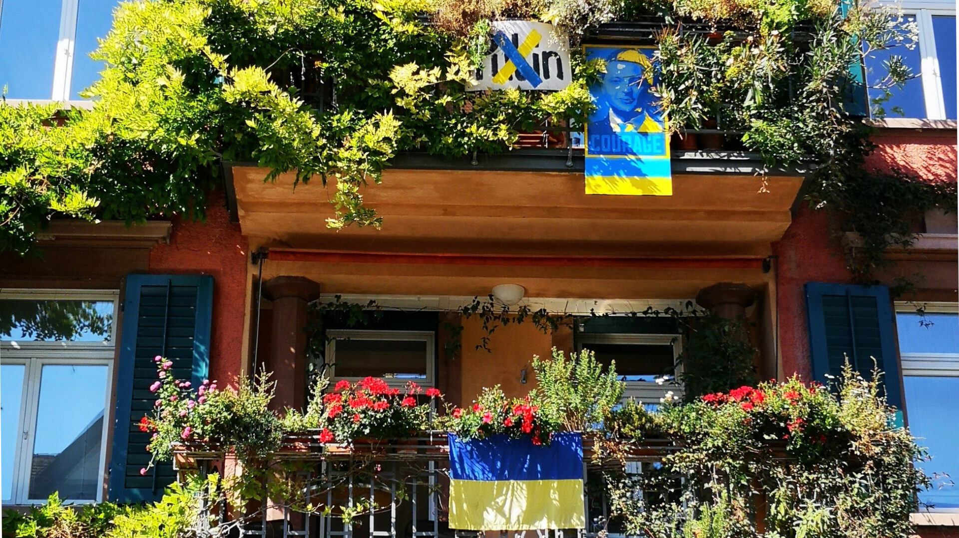 Putin durchgestrichen, "Courage" auf dem Selenskyj-Plakat: Solidarität mit der Ukraine in der Zürcher Narzissenstrasse.
