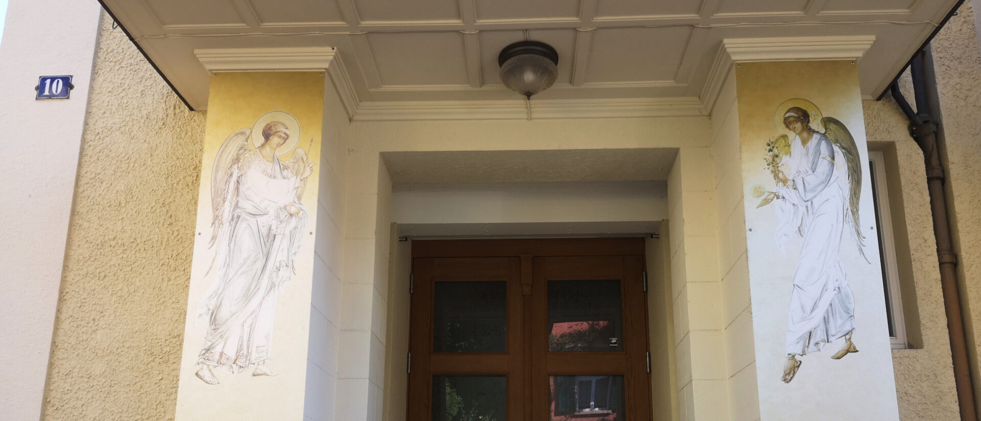 Eingang mit Engeln: Hier geht's zur russisch-orthodoxen Auferstehungskirche in Zürich.