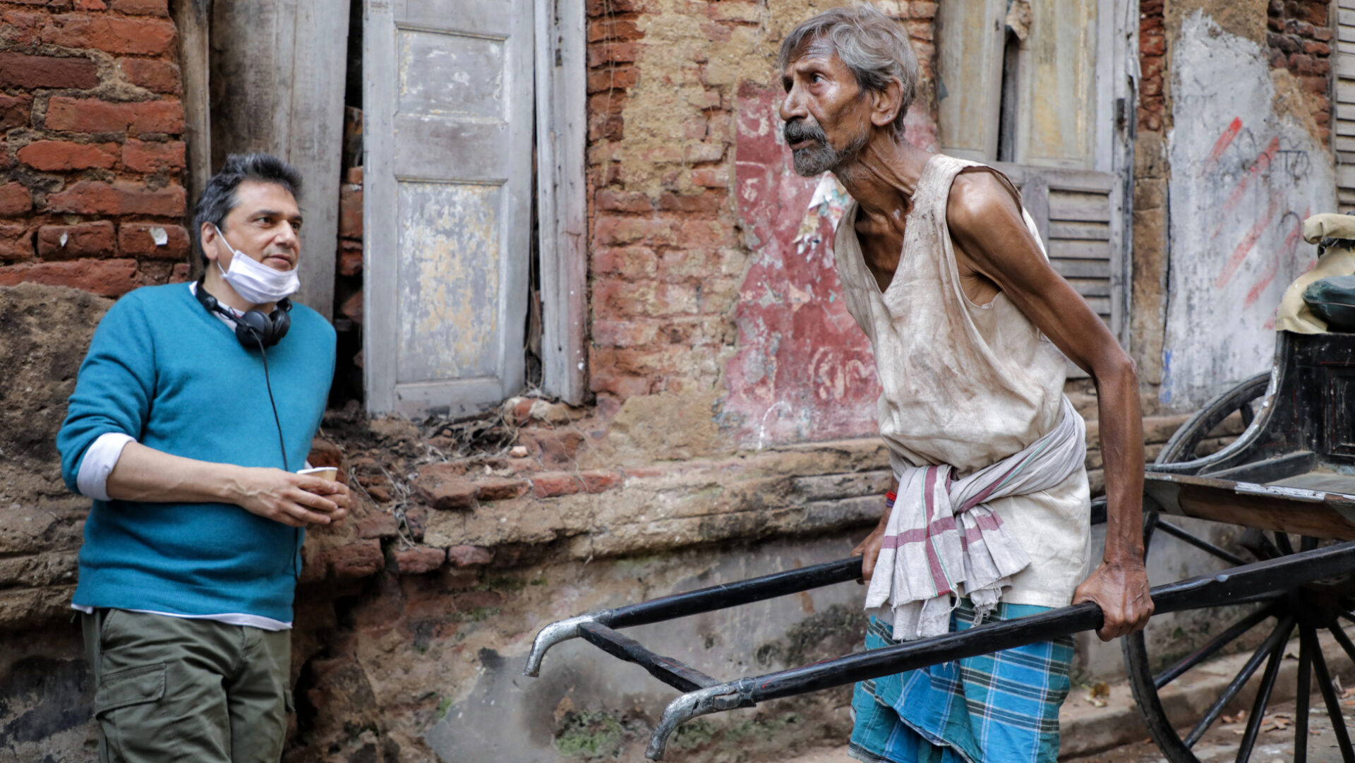 Regisseur Kamal Musale (links) bei den Dreharbeiten für den Film "Mother Teresa and Me".