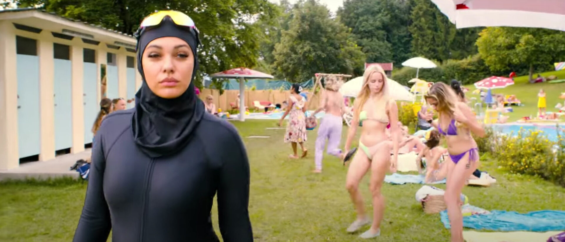 Burkini-Trägerin Kamila im "Freibad"-Film von Doris Doerrie